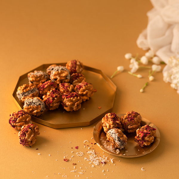 Box of 15 stuffed walnuts with apricot, date, and prune – 260g, vegan, no added sugar.