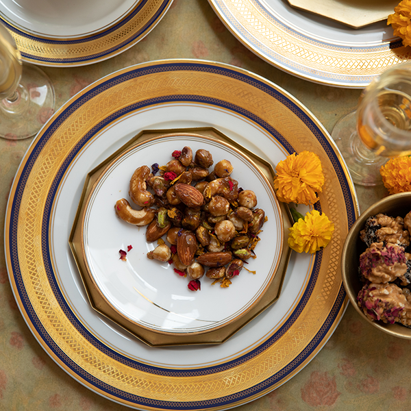 salted, caramel mixture of hazelnuts, cashews, almonds and pistachios sprinkled with edible dried flowers for weddings and festivities