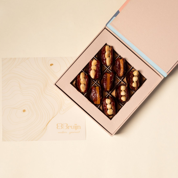 A box of dates stuffed with candied orange, roasted almonds, and toasted hazelnuts. Intimate box of 9 dates. 