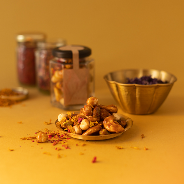 salted, caramel mixture of hazelnuts, cashews, almonds and pistachios sprinkled with edible dried flowers for weddings and festivities 